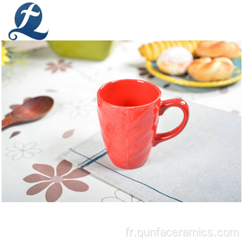Tasse à café en céramique de couleur de modèle fait sur commande avec la poignée